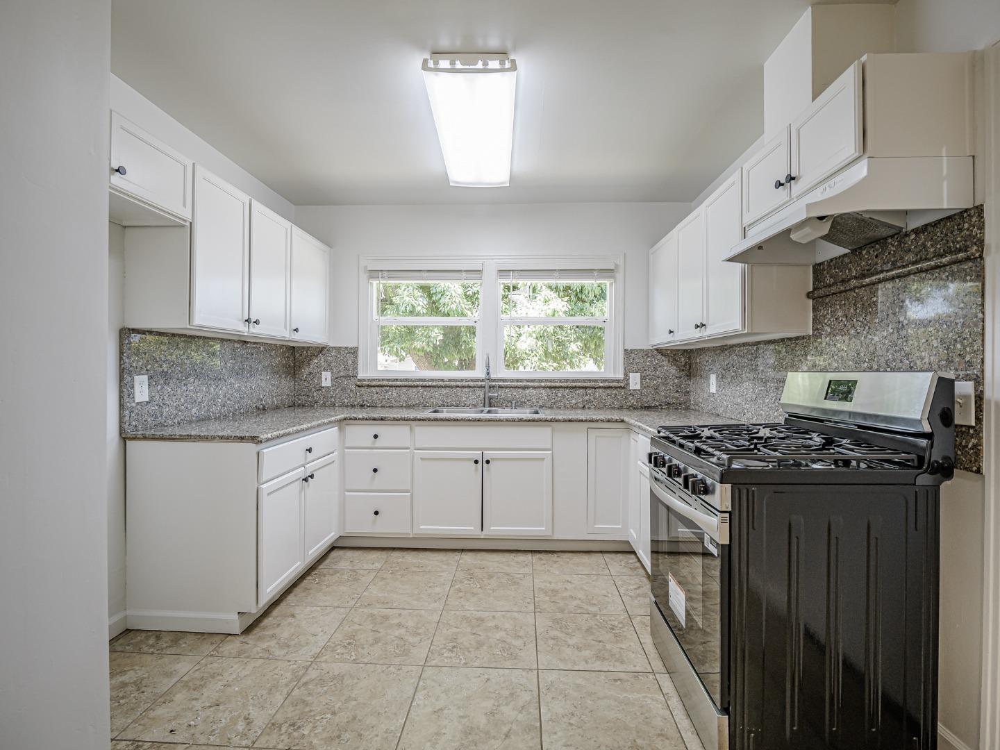 Detail Gallery Image 11 of 37 For 1233 Monroe St, Salinas,  CA 93906 - 3 Beds | 2 Baths