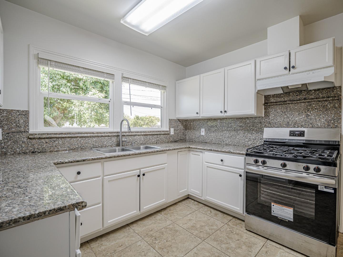 Detail Gallery Image 12 of 37 For 1233 Monroe St, Salinas,  CA 93906 - 3 Beds | 2 Baths