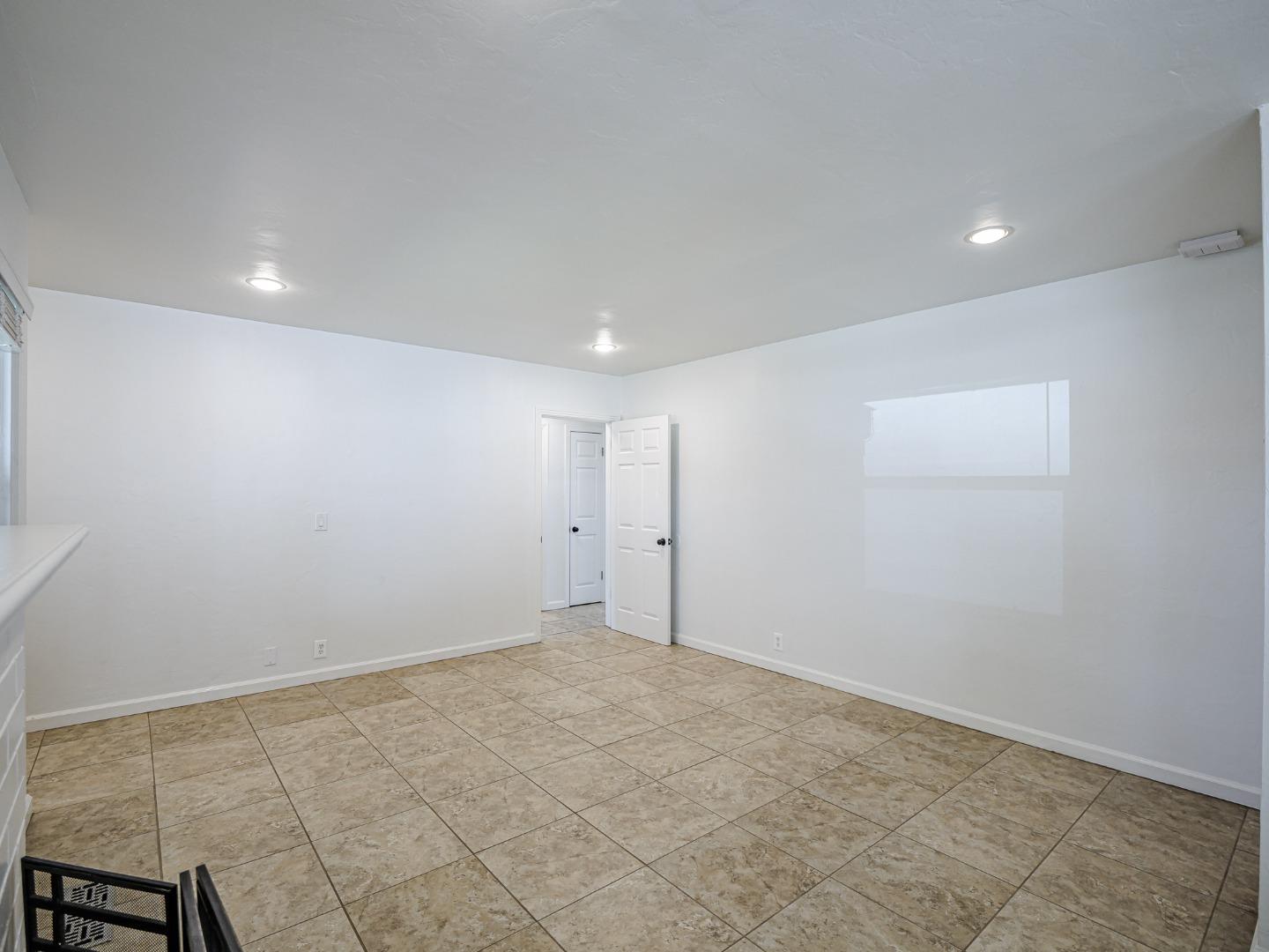 Detail Gallery Image 5 of 37 For 1233 Monroe St, Salinas,  CA 93906 - 3 Beds | 2 Baths