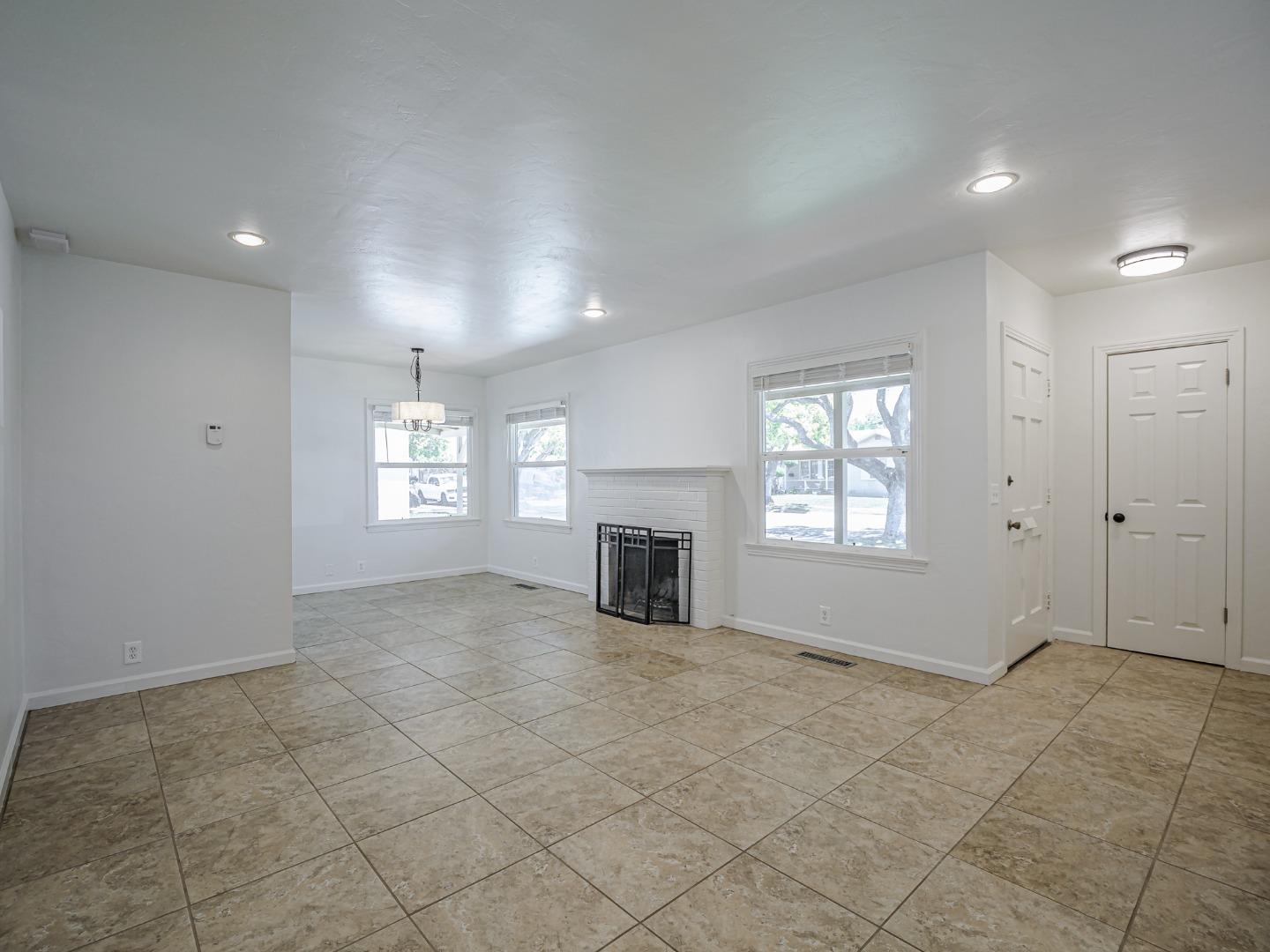 Detail Gallery Image 6 of 37 For 1233 Monroe St, Salinas,  CA 93906 - 3 Beds | 2 Baths