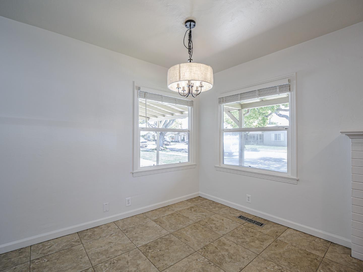 Detail Gallery Image 8 of 37 For 1233 Monroe St, Salinas,  CA 93906 - 3 Beds | 2 Baths