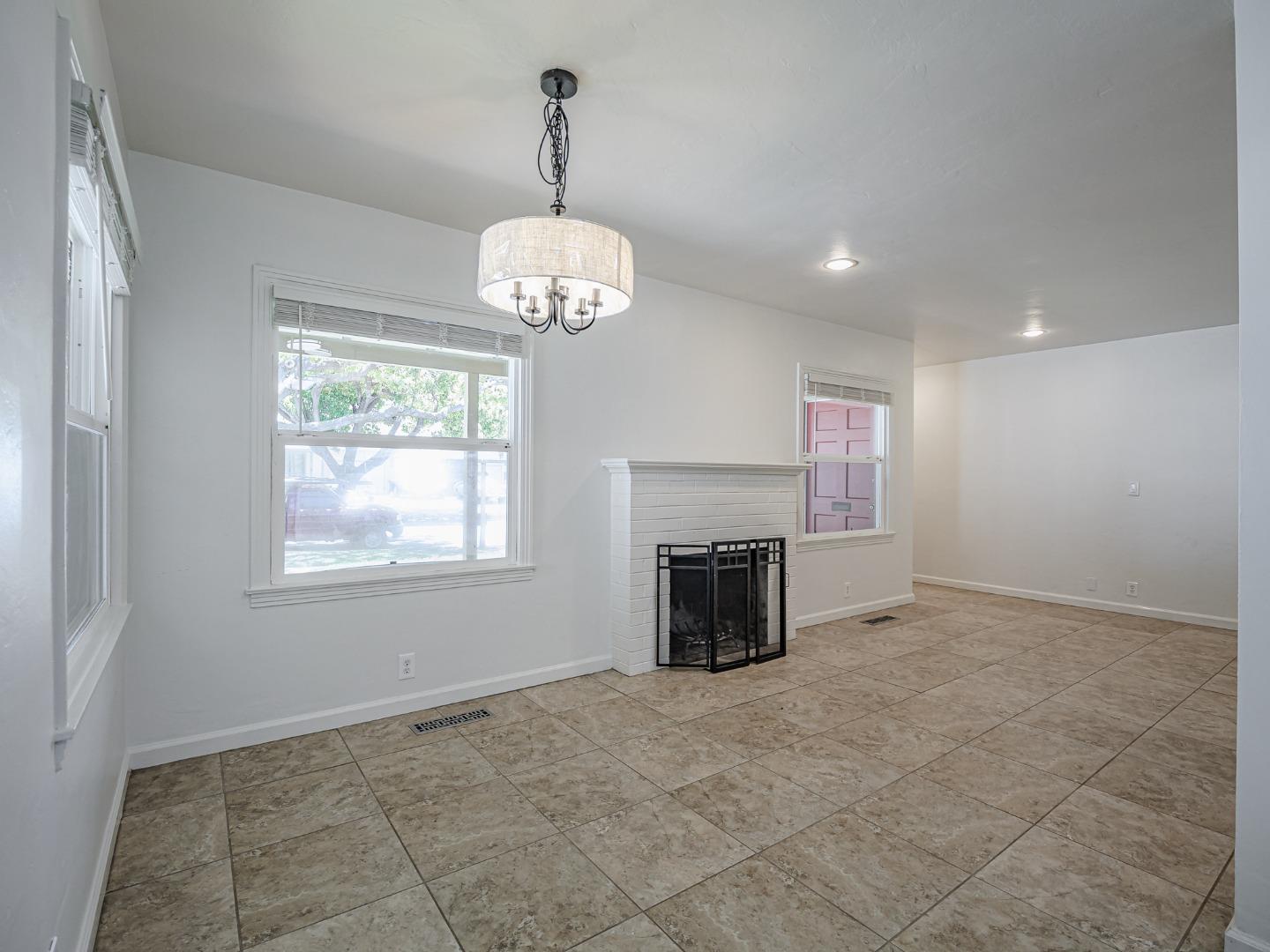 Detail Gallery Image 9 of 37 For 1233 Monroe St, Salinas,  CA 93906 - 3 Beds | 2 Baths