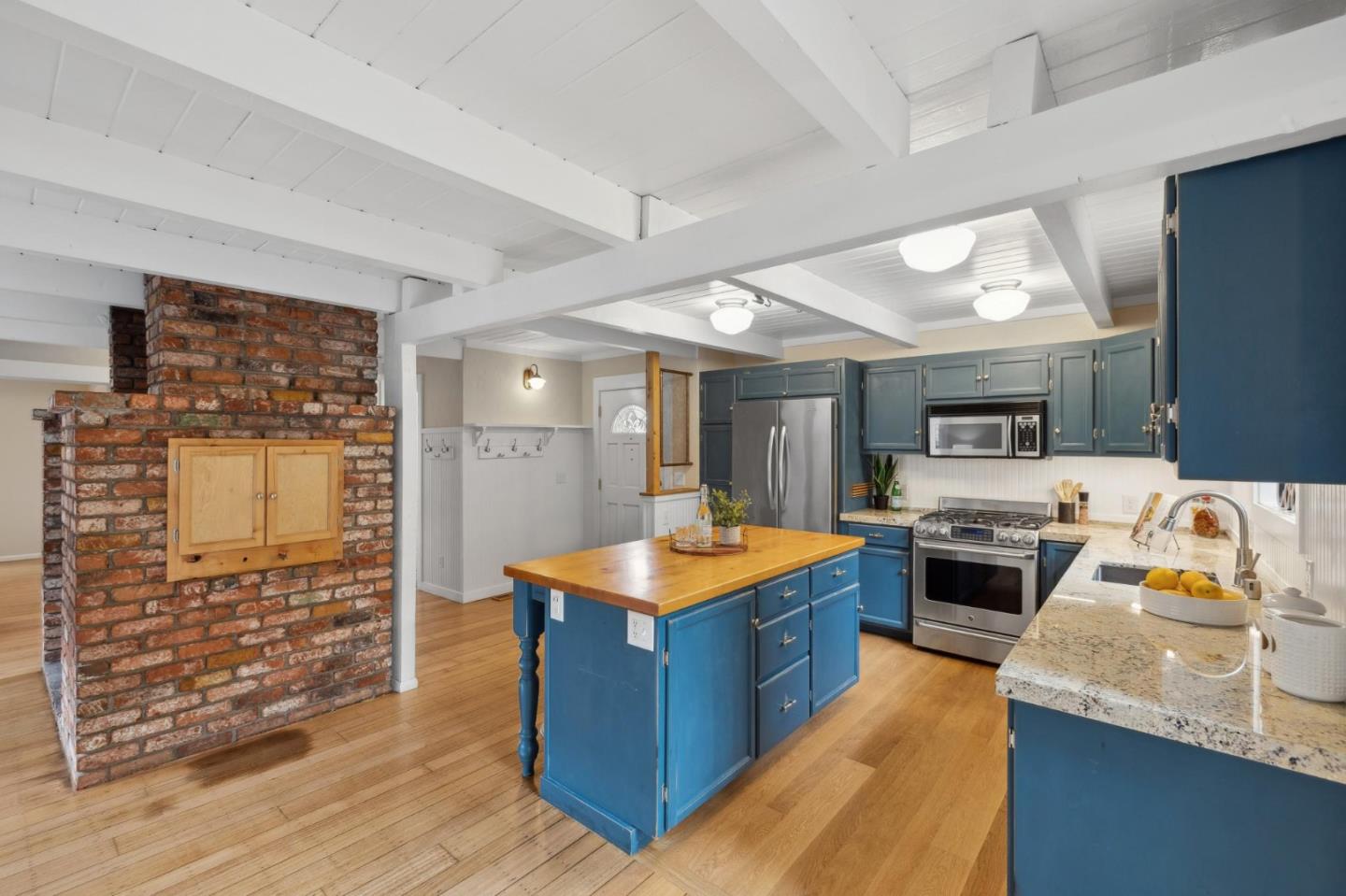 Detail Gallery Image 8 of 44 For 450 Virginia Ave, Moss Beach,  CA 94038 - 3 Beds | 2 Baths