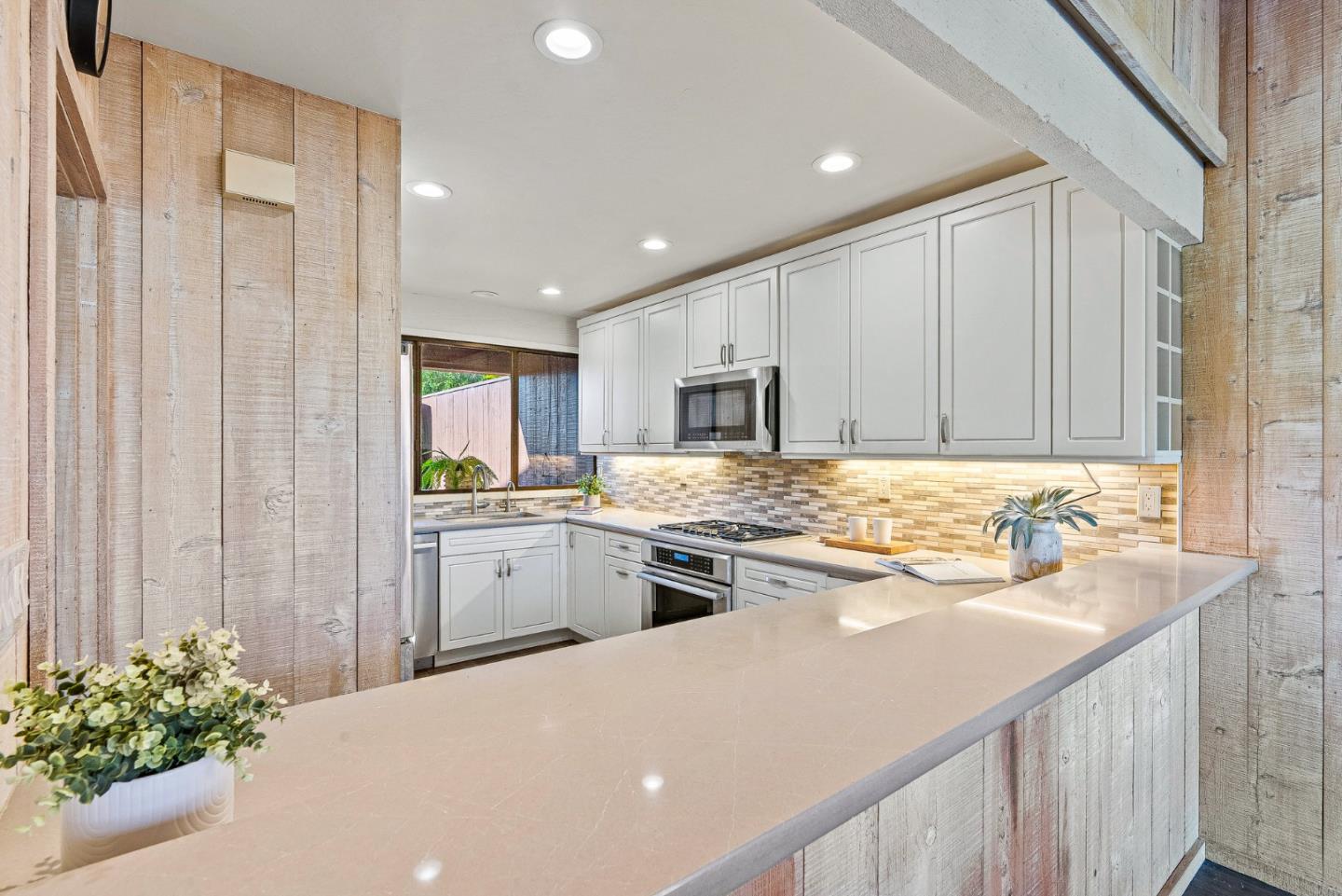 Detail Gallery Image 14 of 39 For 7026 Valley Greens Cir #2,  Carmel,  CA 93923 - 3 Beds | 3 Baths