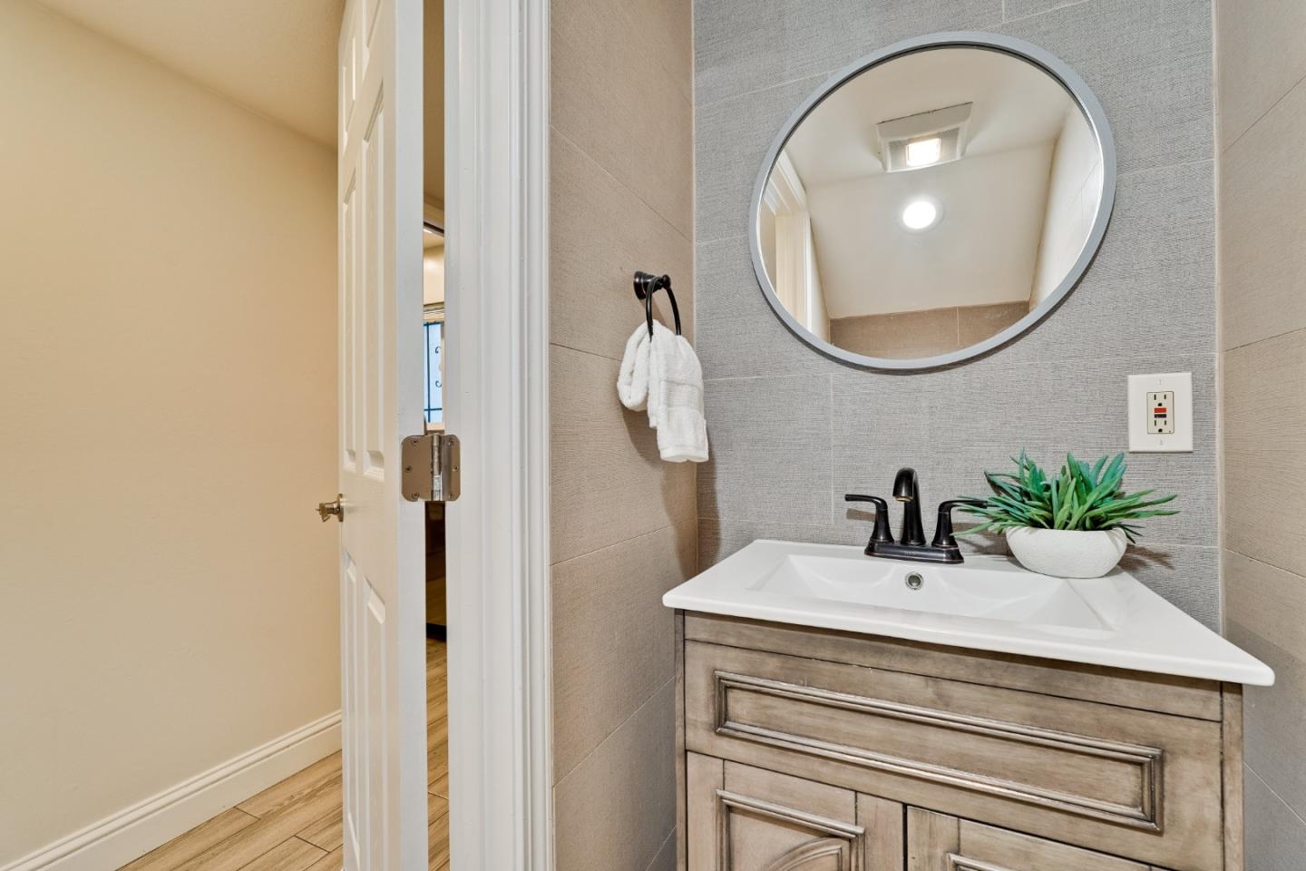 Detail Gallery Image 19 of 70 For 10465 Mary Ave, Cupertino,  CA 95014 - 2 Beds | 1/1 Baths