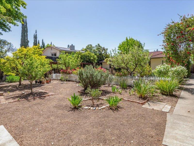 Detail Gallery Image 10 of 10 For 743 Edge Ln, Los Altos,  CA 94024 - 3 Beds | 2 Baths