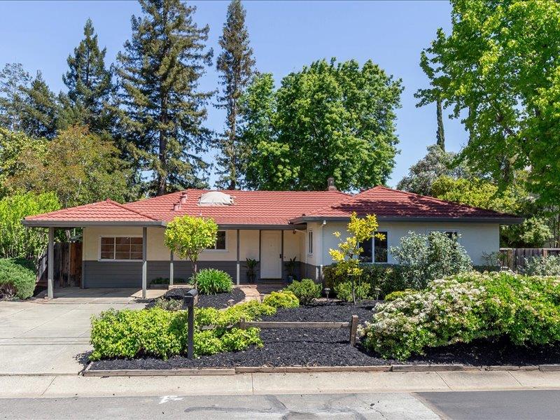 Detail Gallery Image 2 of 10 For 743 Edge Ln, Los Altos,  CA 94024 - 3 Beds | 2 Baths