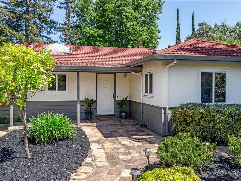 Detail Gallery Image 4 of 10 For 743 Edge Ln, Los Altos,  CA 94024 - 3 Beds | 2 Baths