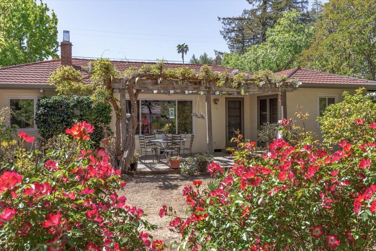 Detail Gallery Image 5 of 10 For 743 Edge Ln, Los Altos,  CA 94024 - 3 Beds | 2 Baths