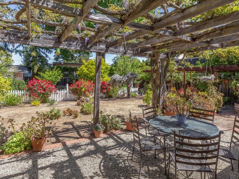 Detail Gallery Image 6 of 10 For 743 Edge Ln, Los Altos,  CA 94024 - 3 Beds | 2 Baths