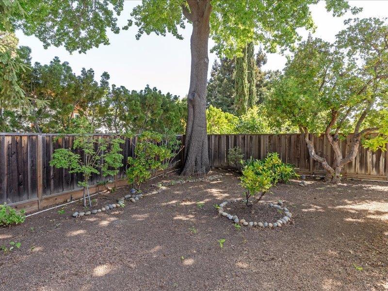 Detail Gallery Image 9 of 10 For 743 Edge Ln, Los Altos,  CA 94024 - 3 Beds | 2 Baths