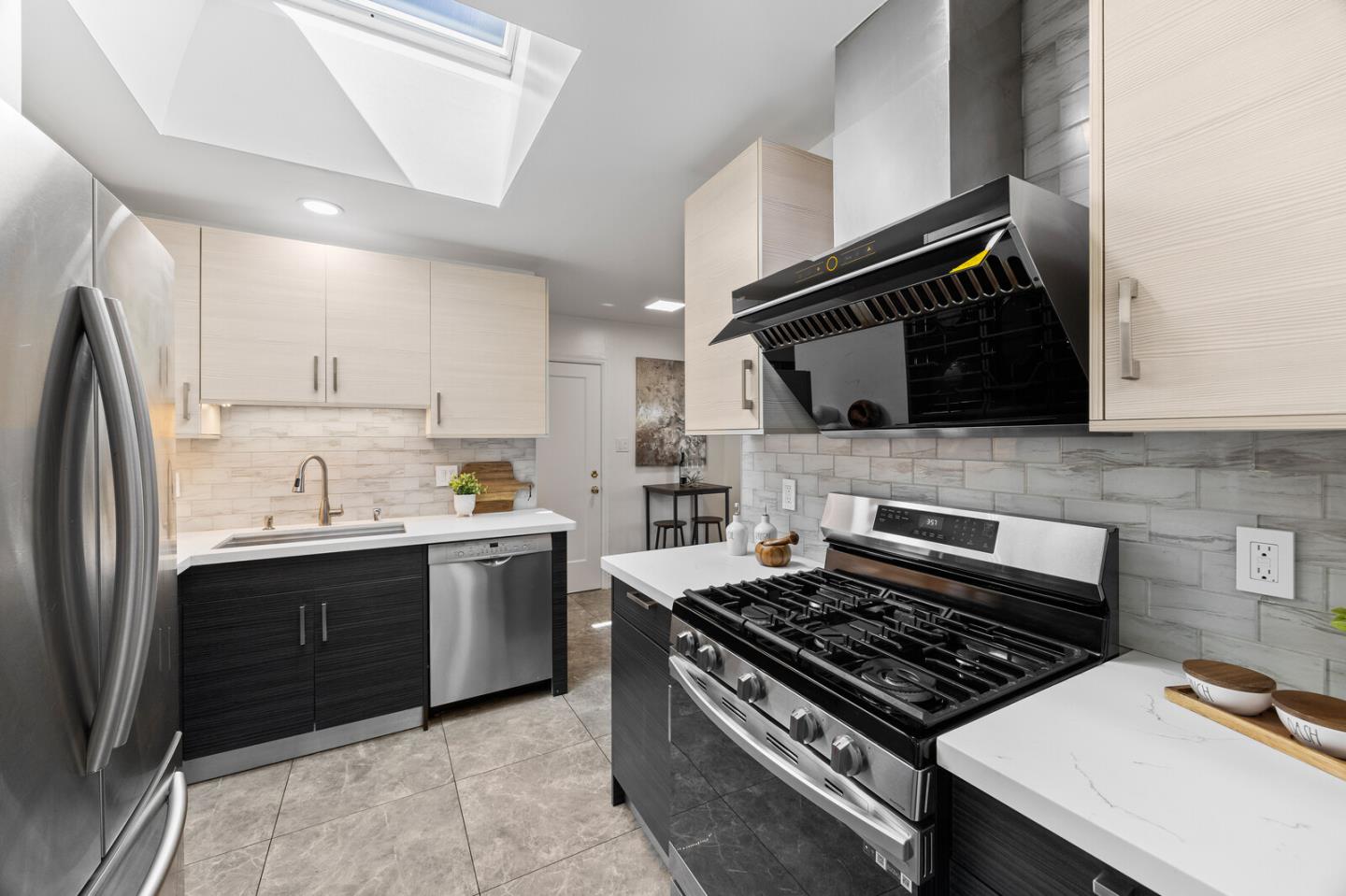 Detail Gallery Image 14 of 45 For 1096 Hawthorne Dr, San Mateo,  CA 94402 - 3 Beds | 2 Baths
