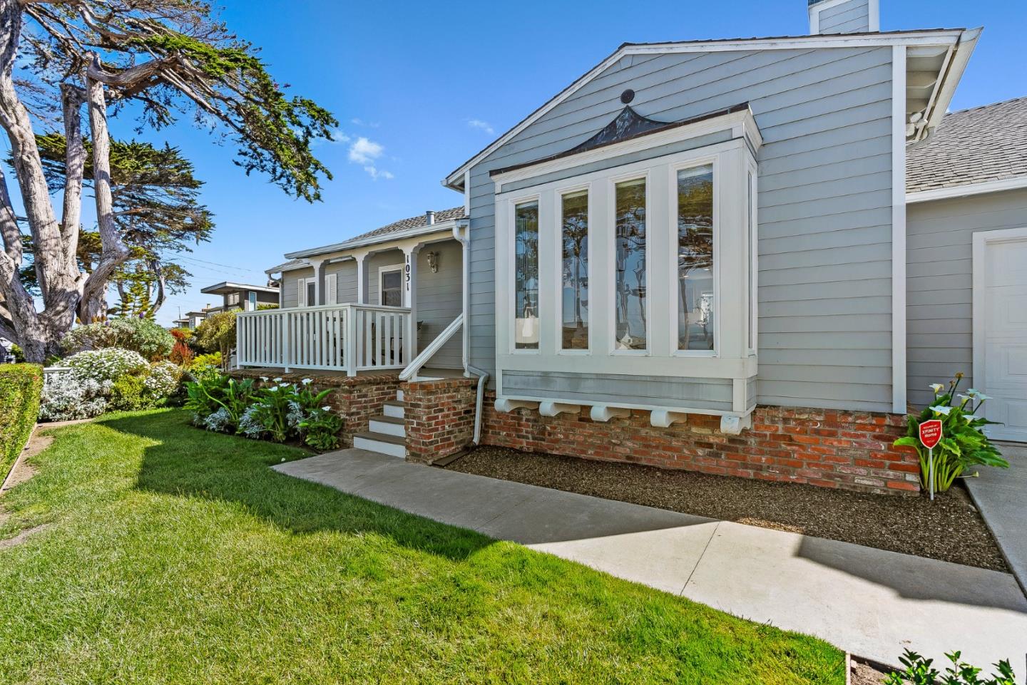 Detail Gallery Image 3 of 31 For 1031 Balboa Ave, Pacific Grove,  CA 93950 - 2 Beds | 2 Baths