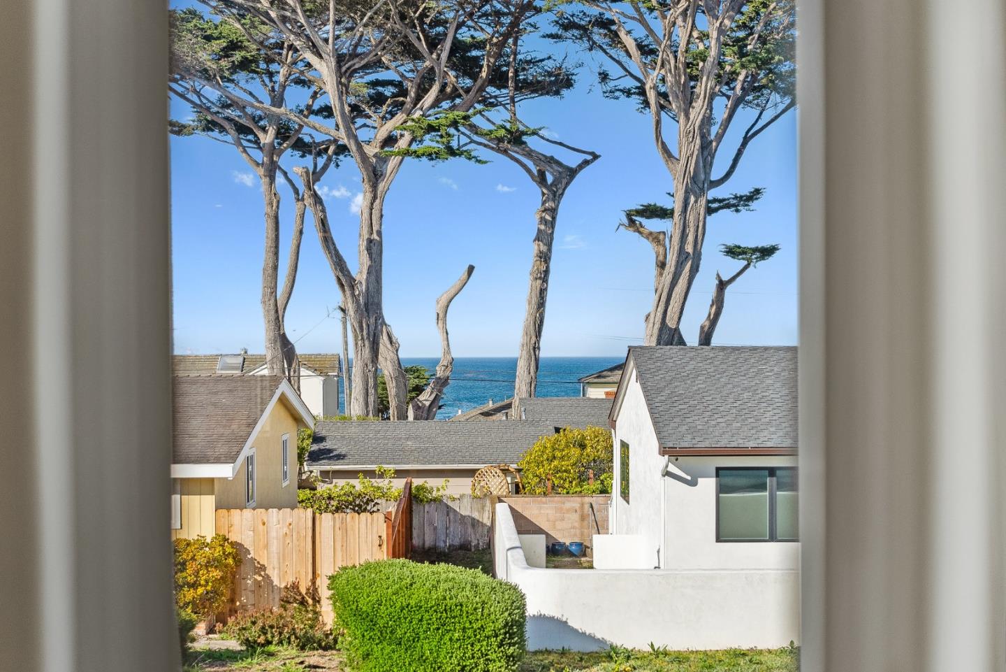 Detail Gallery Image 9 of 31 For 1031 Balboa Ave, Pacific Grove,  CA 93950 - 2 Beds | 2 Baths