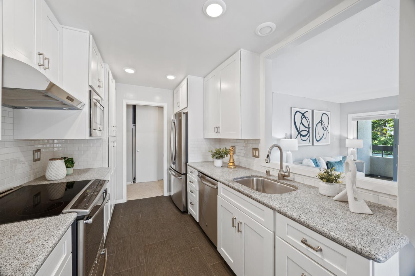 Detail Gallery Image 13 of 32 For 1456 San Carlos Ave #202,  San Carlos,  CA 94070 - 2 Beds | 2 Baths