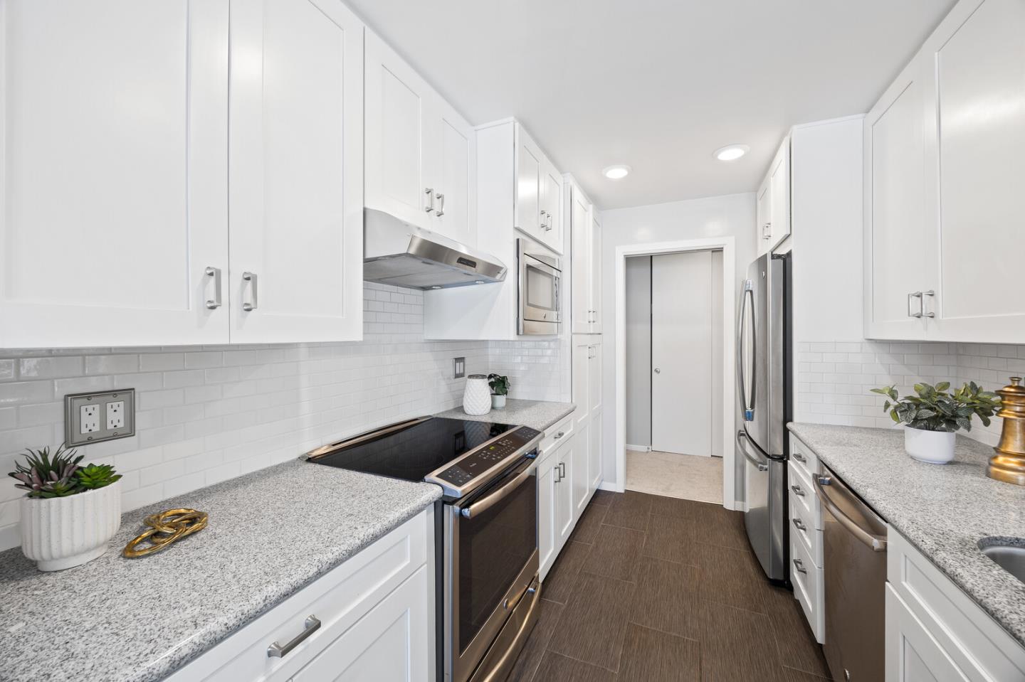 Detail Gallery Image 14 of 32 For 1456 San Carlos Ave #202,  San Carlos,  CA 94070 - 2 Beds | 2 Baths