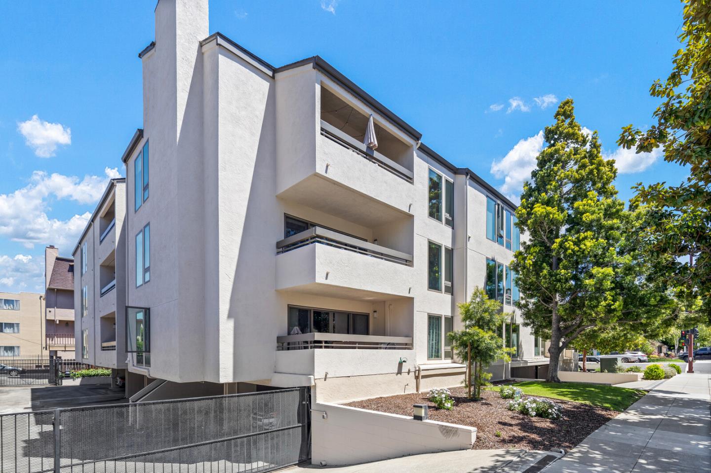 Detail Gallery Image 2 of 32 For 1456 San Carlos Ave #202,  San Carlos,  CA 94070 - 2 Beds | 2 Baths