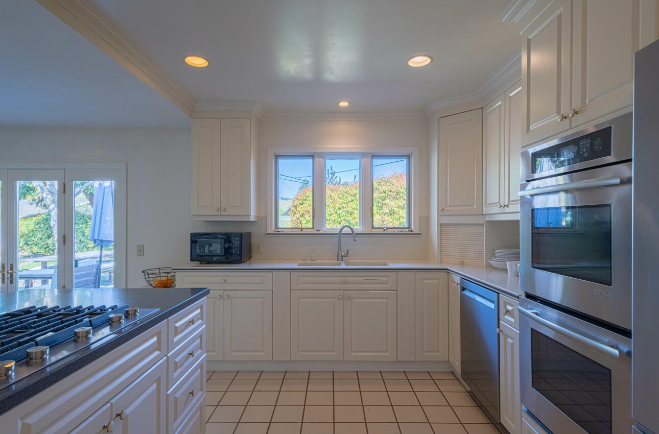 Detail Gallery Image 11 of 40 For 20260 Portola Dr, Salinas,  CA 93908 - 3 Beds | 2 Baths