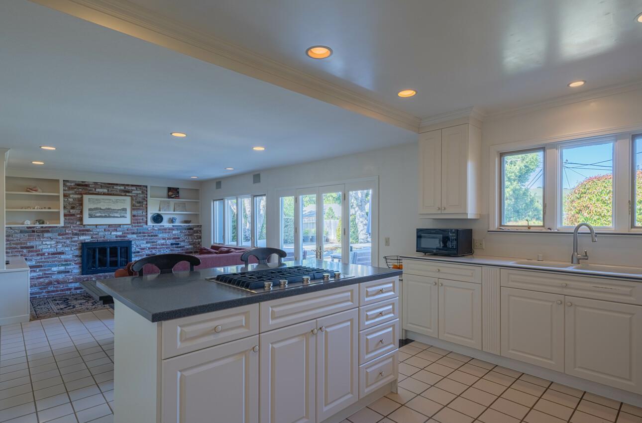 Detail Gallery Image 13 of 40 For 20260 Portola Dr, Salinas,  CA 93908 - 3 Beds | 2 Baths