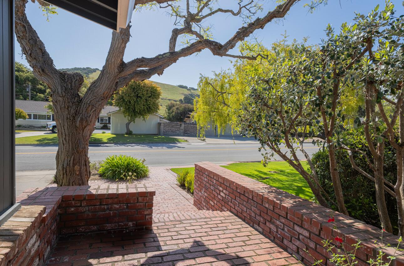 Detail Gallery Image 4 of 40 For 20260 Portola Dr, Salinas,  CA 93908 - 3 Beds | 2 Baths