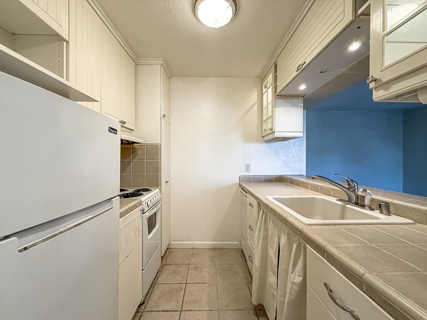 Detail Gallery Image 4 of 25 For 29629 Mountain Oak Ct #47,  Hayward,  CA 94544 - 1 Beds | 1 Baths
