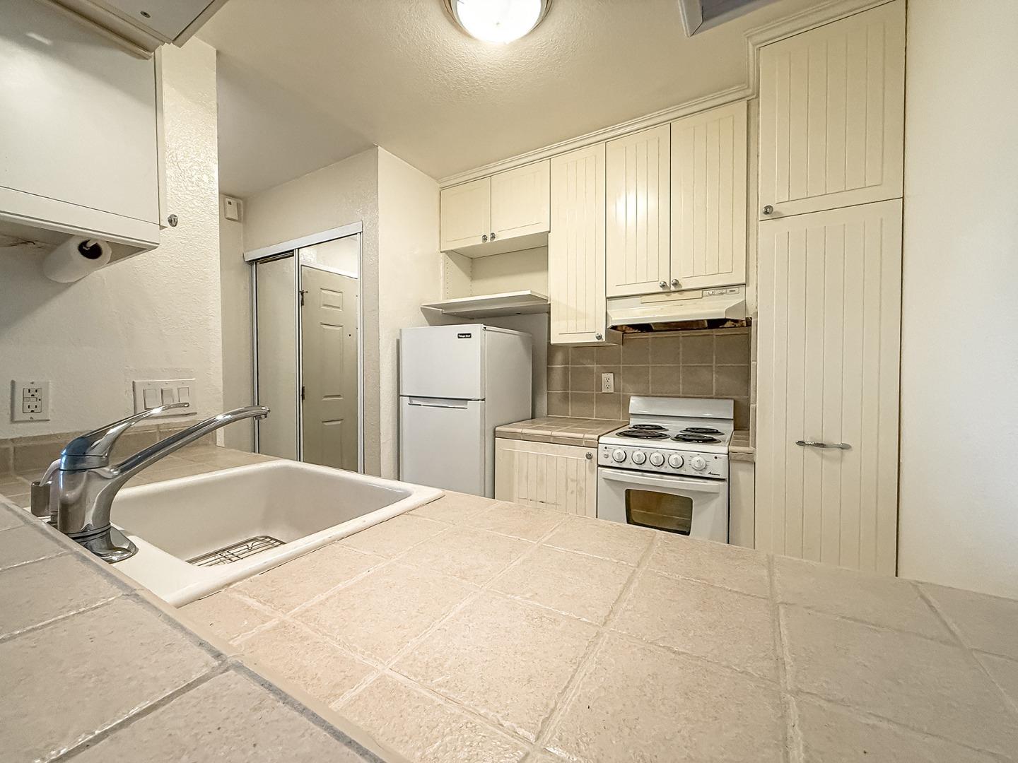 Detail Gallery Image 7 of 25 For 29629 Mountain Oak Ct #47,  Hayward,  CA 94544 - 1 Beds | 1 Baths