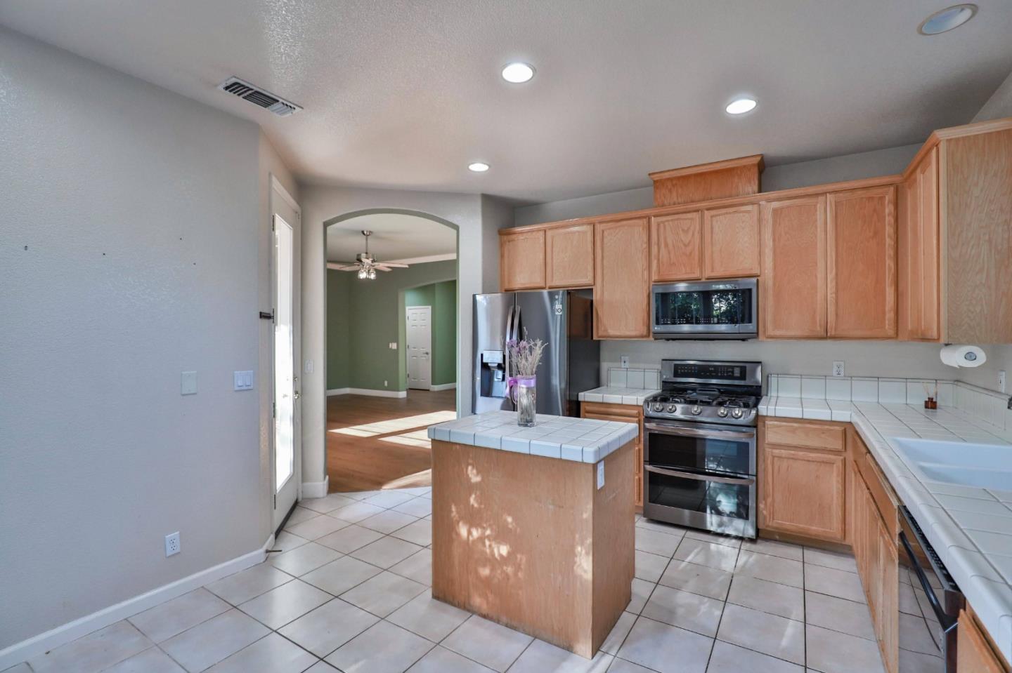 Detail Gallery Image 17 of 30 For 8118 Walnut Fair Cir, Fair Oaks,  CA 95628 - 4 Beds | 2 Baths