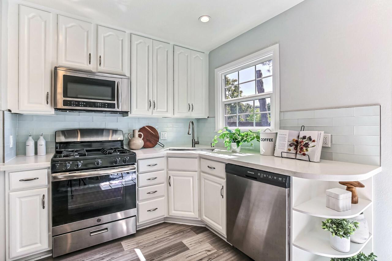 Detail Gallery Image 8 of 23 For 399 N Sunnyvale Ave, Sunnyvale,  CA 94085 - 3 Beds | 2 Baths