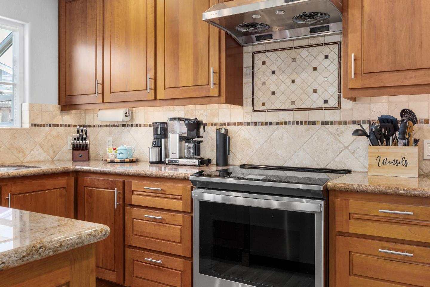 Detail Gallery Image 11 of 39 For 3031 Childers Ln, Santa Cruz,  CA 95062 - 3 Beds | 2 Baths