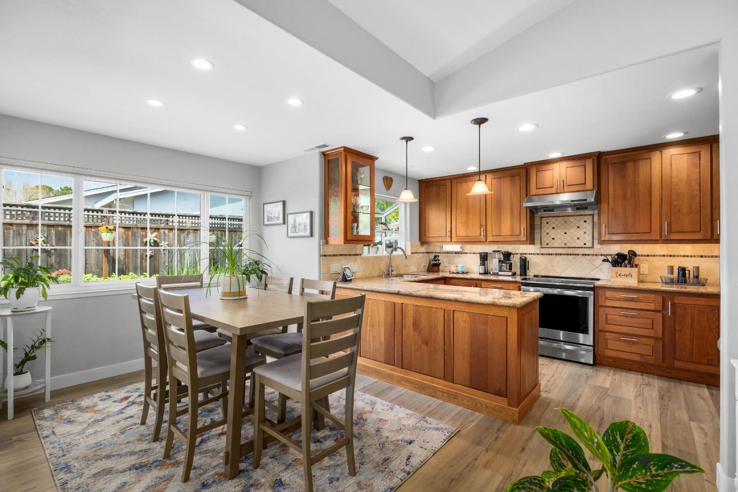 Detail Gallery Image 12 of 39 For 3031 Childers Ln, Santa Cruz,  CA 95062 - 3 Beds | 2 Baths