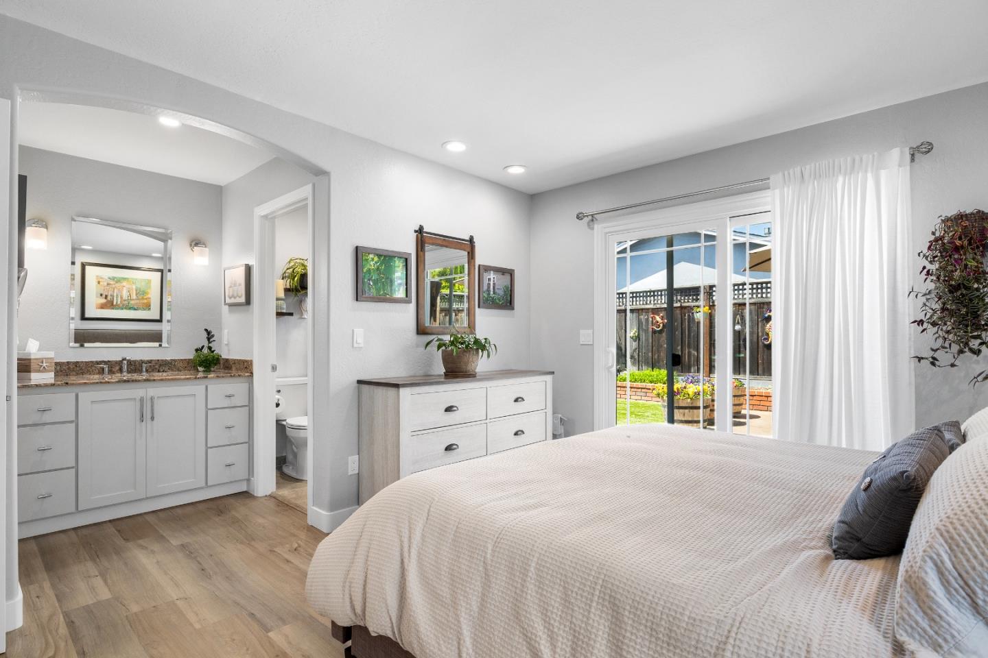 Detail Gallery Image 16 of 39 For 3031 Childers Ln, Santa Cruz,  CA 95062 - 3 Beds | 2 Baths