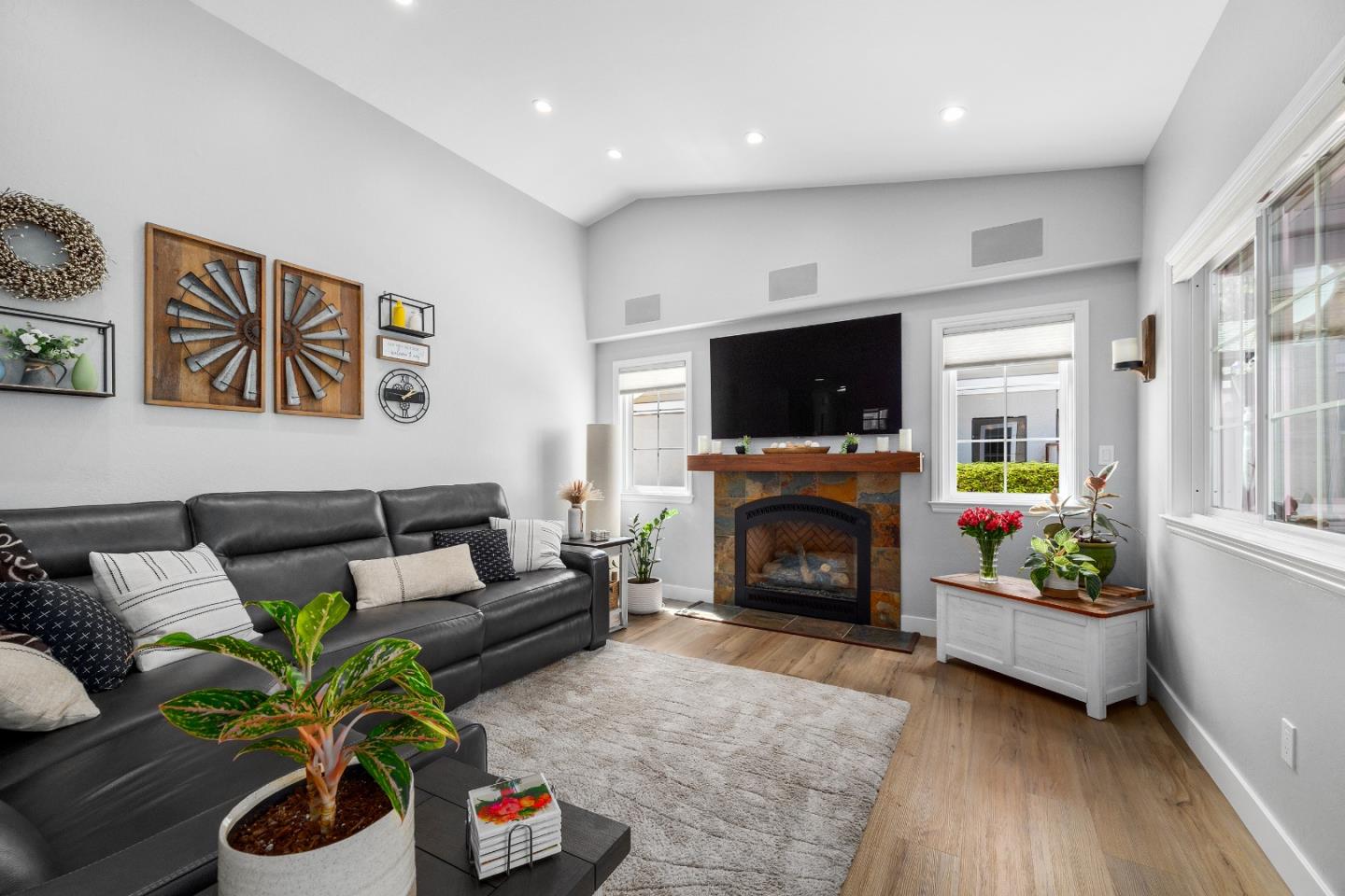 Detail Gallery Image 3 of 39 For 3031 Childers Ln, Santa Cruz,  CA 95062 - 3 Beds | 2 Baths