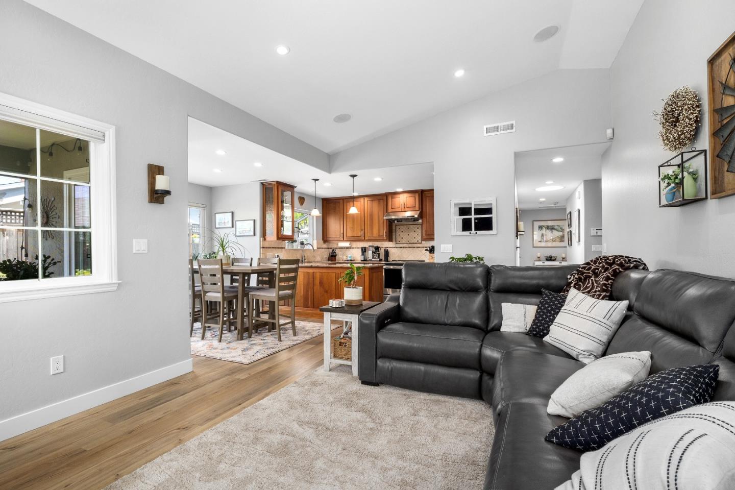 Detail Gallery Image 5 of 39 For 3031 Childers Ln, Santa Cruz,  CA 95062 - 3 Beds | 2 Baths