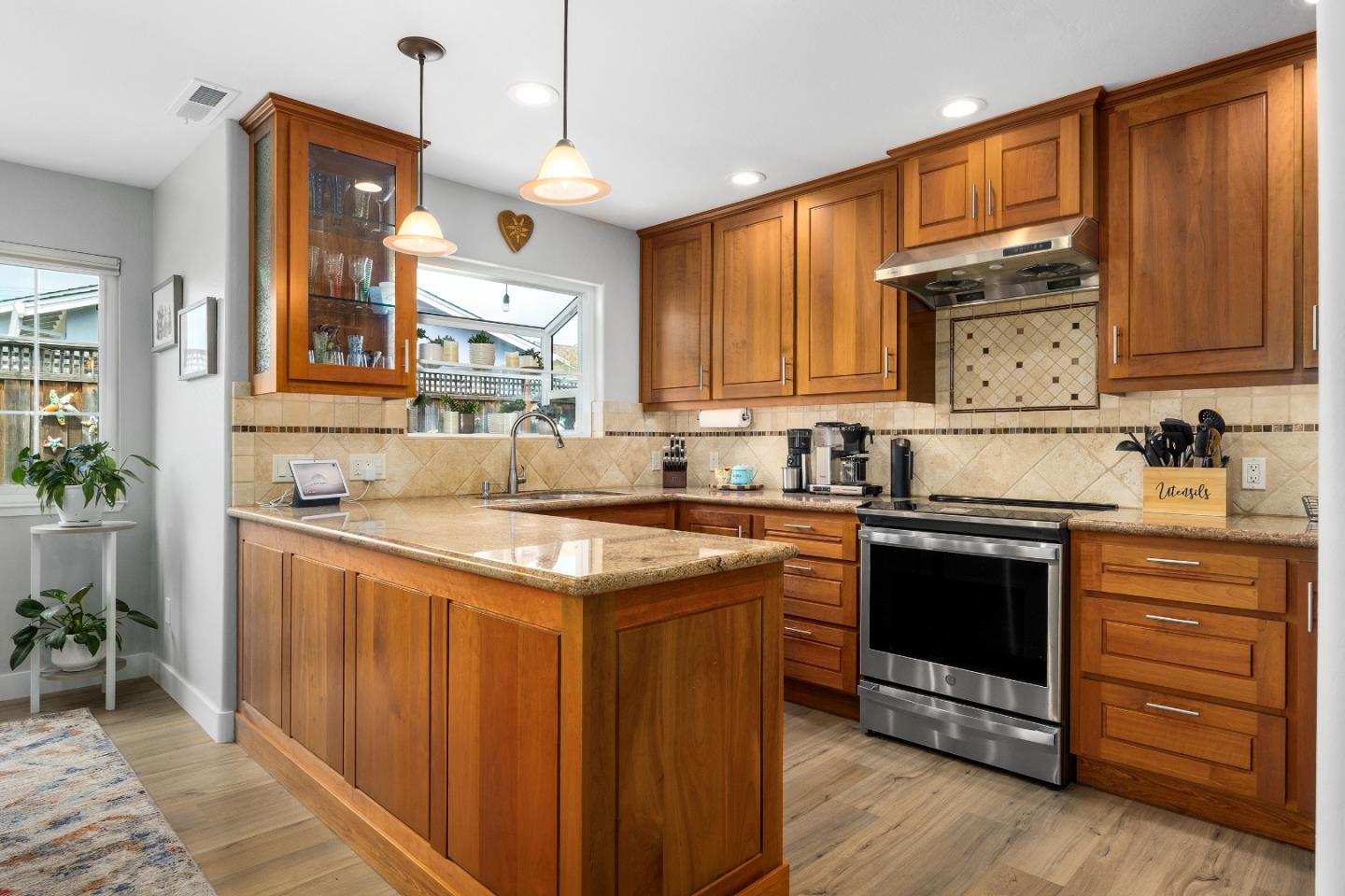 Detail Gallery Image 6 of 39 For 3031 Childers Ln, Santa Cruz,  CA 95062 - 3 Beds | 2 Baths