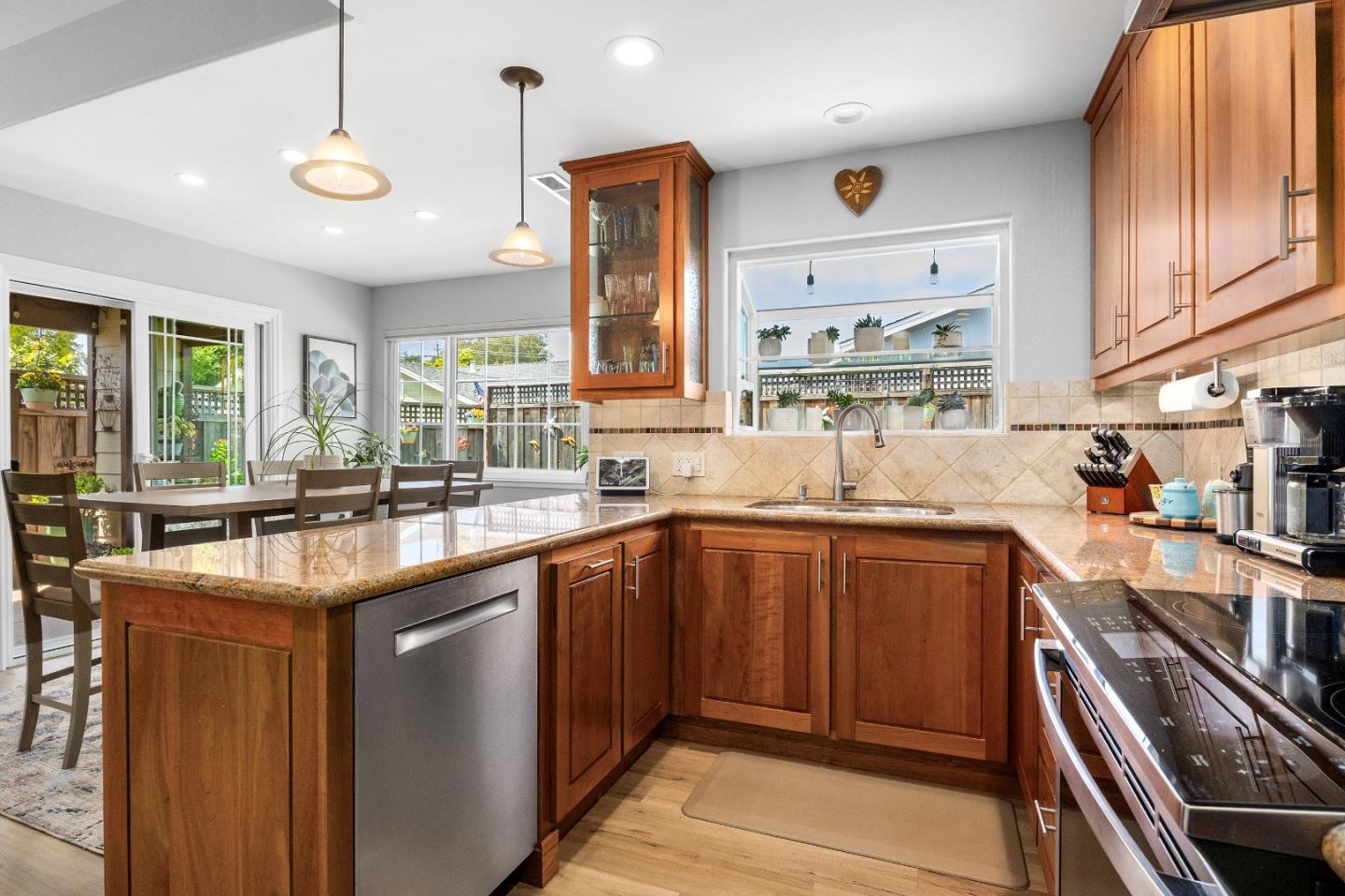 Detail Gallery Image 8 of 39 For 3031 Childers Ln, Santa Cruz,  CA 95062 - 3 Beds | 2 Baths