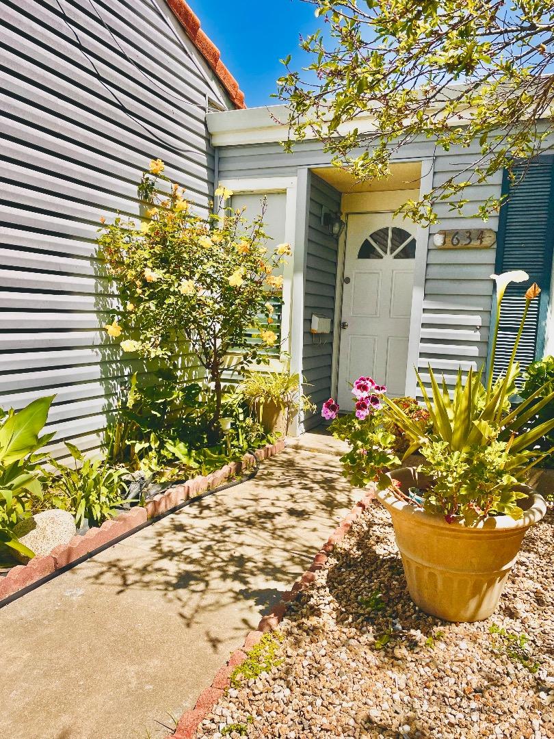 Detail Gallery Image 1 of 12 For 1634 Cuevas Cir, Salinas,  CA 93906 - 3 Beds | 2 Baths