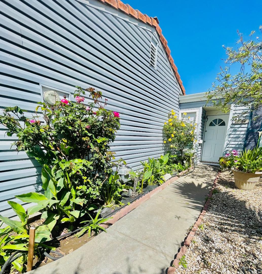 Detail Gallery Image 2 of 12 For 1634 Cuevas Cir, Salinas,  CA 93906 - 3 Beds | 2 Baths