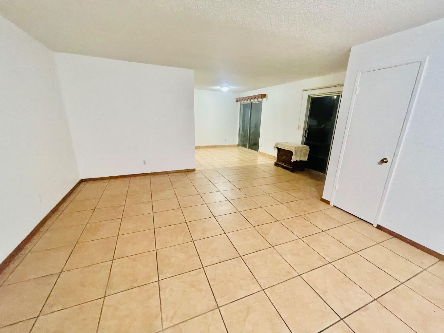 Detail Gallery Image 3 of 12 For 1634 Cuevas Cir, Salinas,  CA 93906 - 3 Beds | 2 Baths
