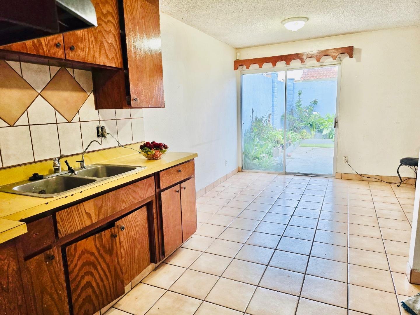 Detail Gallery Image 6 of 12 For 1634 Cuevas Cir, Salinas,  CA 93906 - 3 Beds | 2 Baths