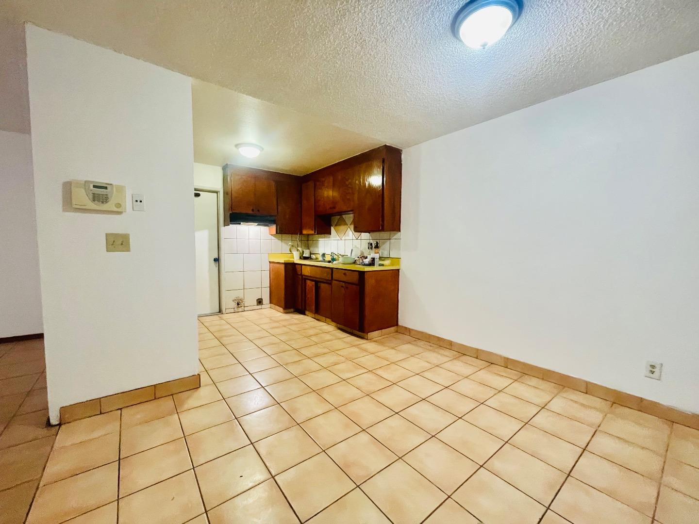 Detail Gallery Image 7 of 12 For 1634 Cuevas Cir, Salinas,  CA 93906 - 3 Beds | 2 Baths