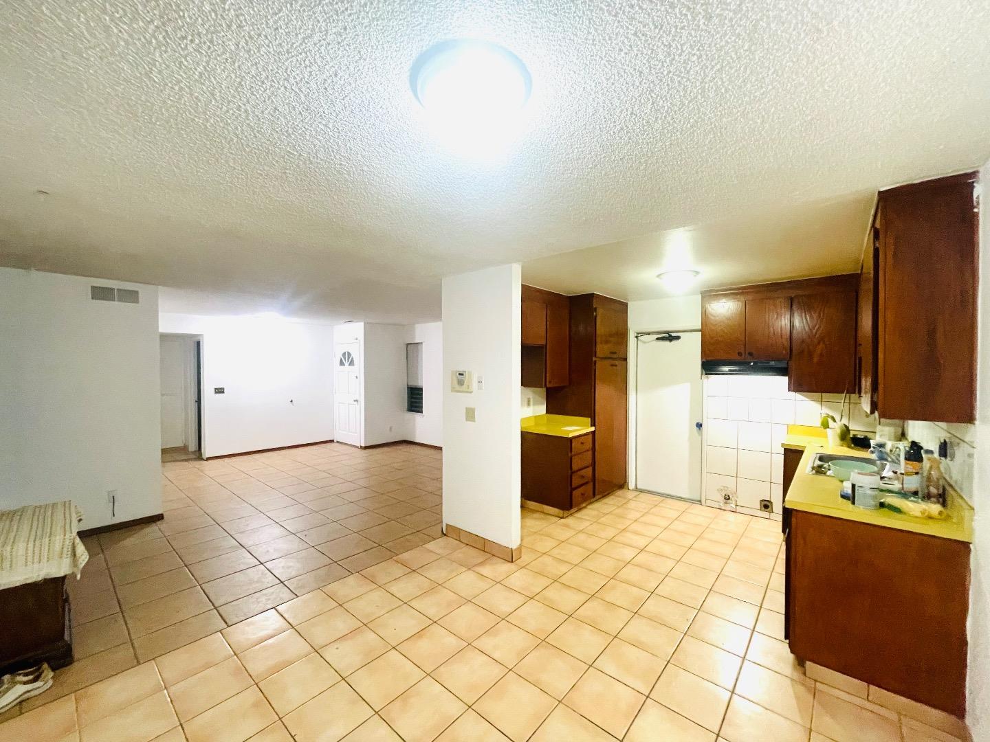 Detail Gallery Image 8 of 12 For 1634 Cuevas Cir, Salinas,  CA 93906 - 3 Beds | 2 Baths