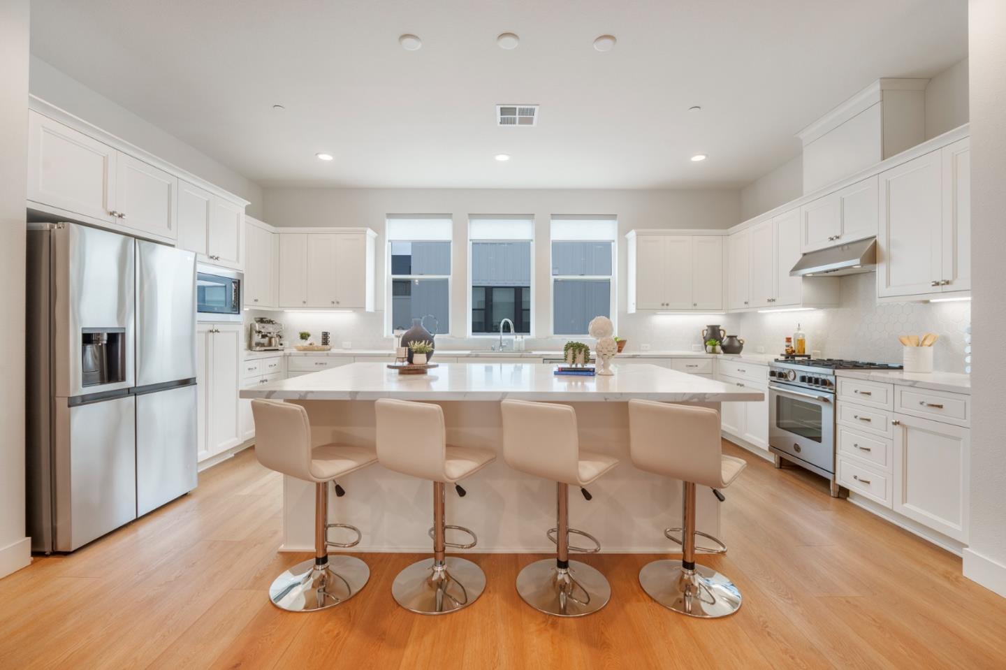 Detail Gallery Image 2 of 27 For 2180 Corsair St, Alameda,  CA 94501 - 3 Beds | 3/1 Baths