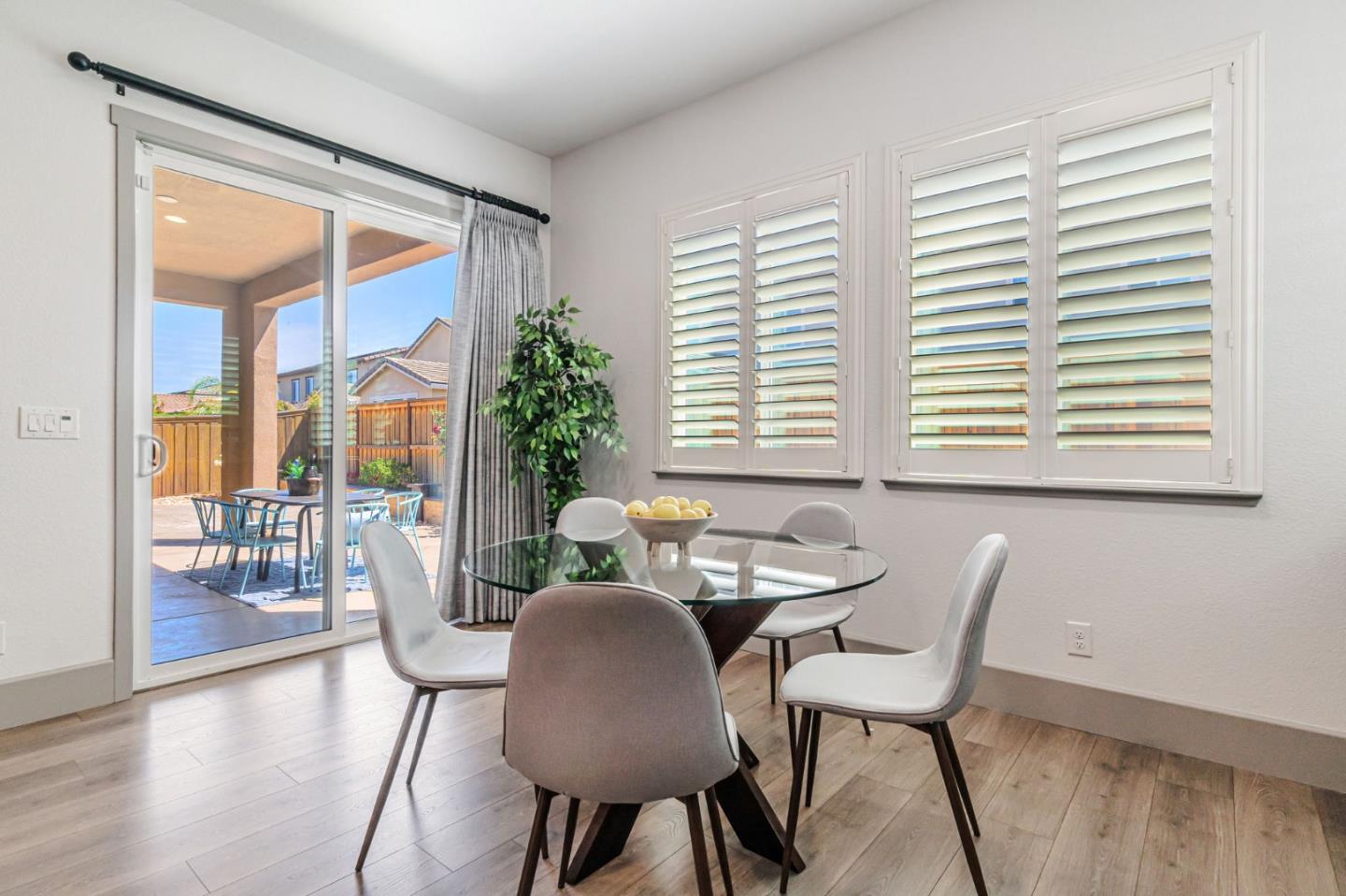 Detail Gallery Image 8 of 33 For 8078 Triplefin Way, Elk Grove,  CA 95757 - 4 Beds | 2/1 Baths