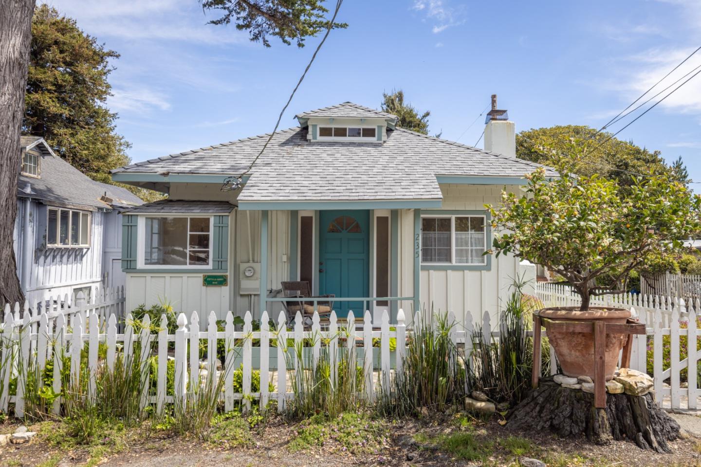 Detail Gallery Image 2 of 18 For 235 Chestnut St, Pacific Grove,  CA 93950 - 2 Beds | 1 Baths