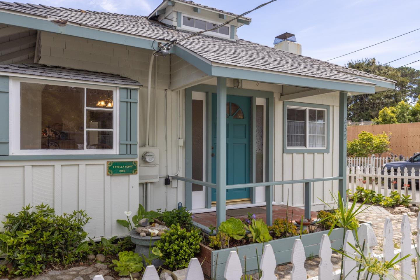 Detail Gallery Image 3 of 18 For 235 Chestnut St, Pacific Grove,  CA 93950 - 2 Beds | 1 Baths