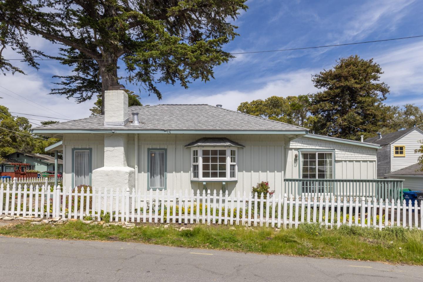 Detail Gallery Image 7 of 18 For 235 Chestnut St, Pacific Grove,  CA 93950 - 2 Beds | 1 Baths
