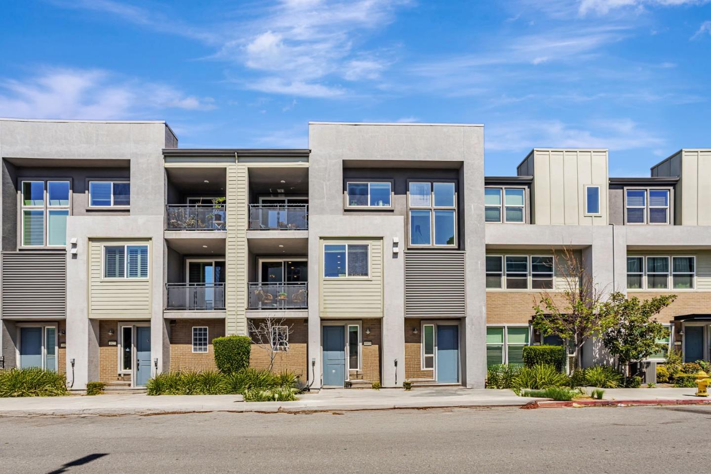 Detail Gallery Image 1 of 28 For 1833 Newbury Park Dr, San Jose,  CA 95133 - 2 Beds | 2 Baths