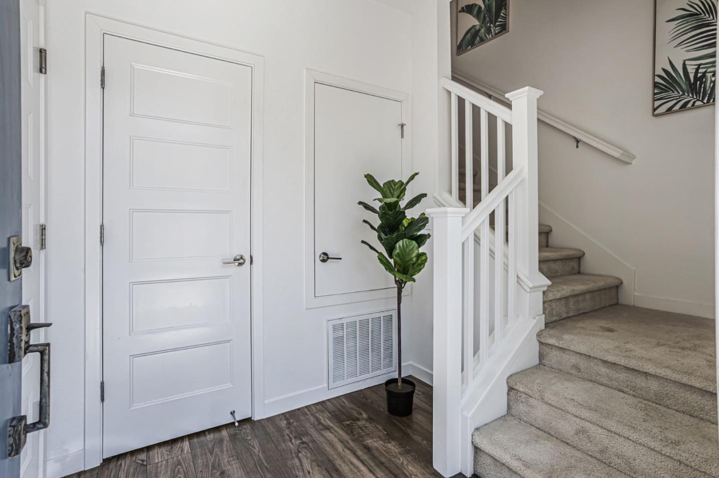 Detail Gallery Image 2 of 28 For 1833 Newbury Park Dr, San Jose,  CA 95133 - 2 Beds | 2 Baths