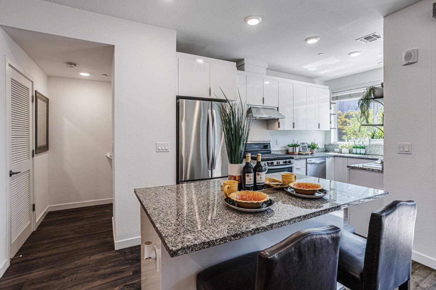 Detail Gallery Image 7 of 28 For 1833 Newbury Park Dr, San Jose,  CA 95133 - 2 Beds | 2 Baths