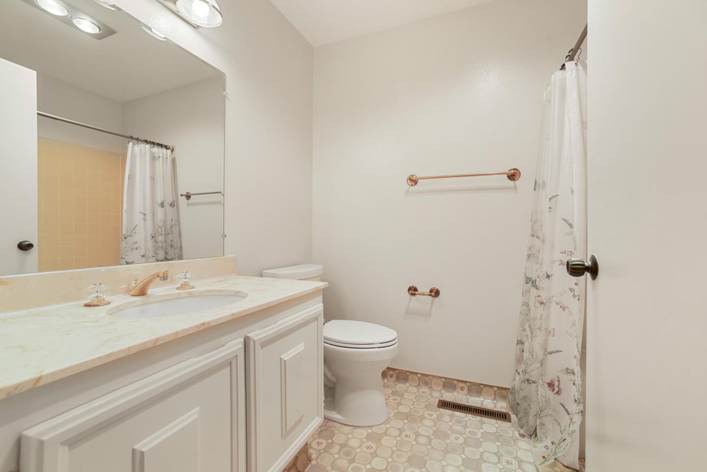 Detail Gallery Image 10 of 18 For 5324 Cribari Gln, San Jose,  CA 95135 - 2 Beds | 2 Baths